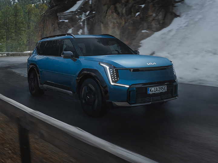 Kia EV9 auf einer winterlichen Straße