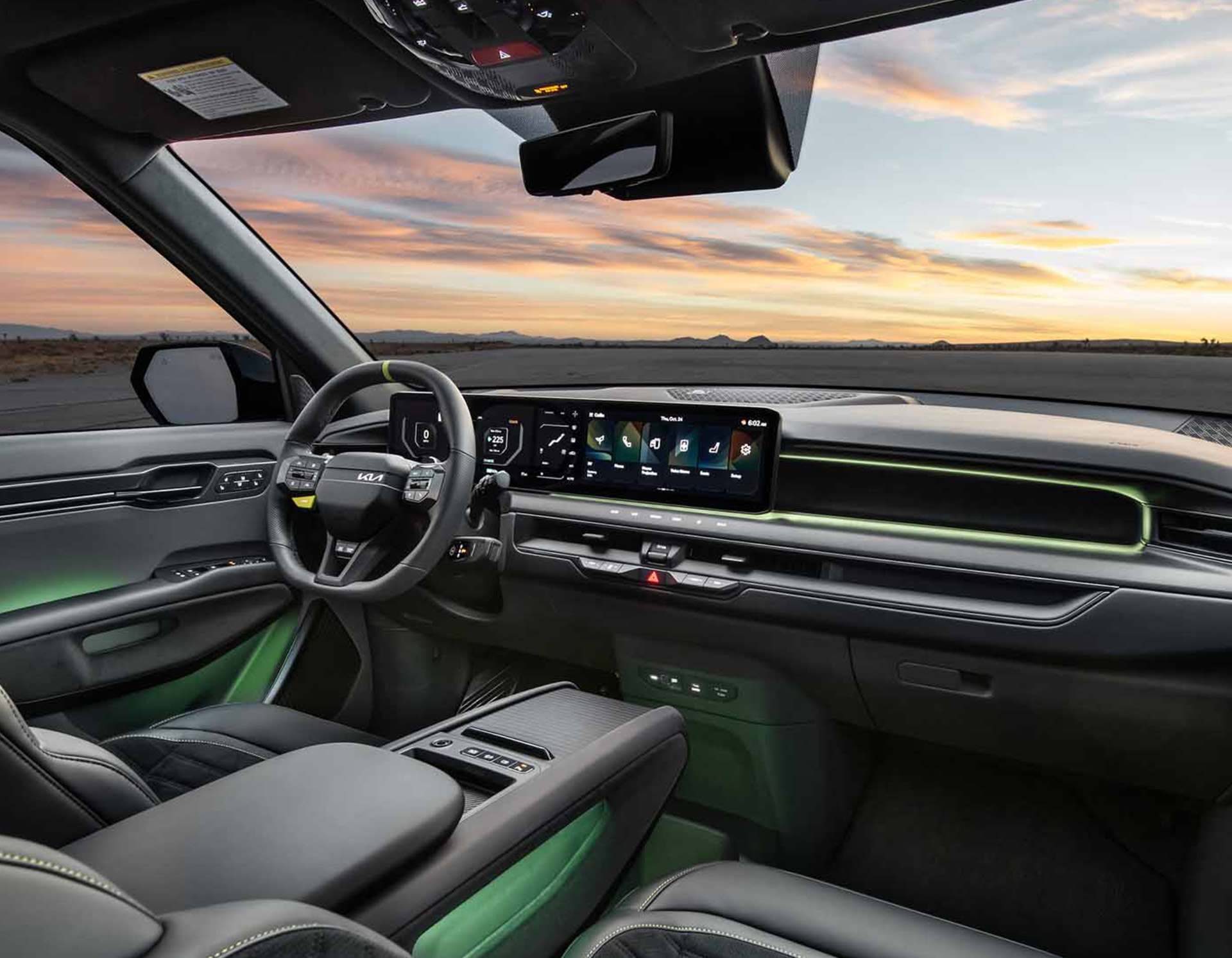 Kia EV9 GT, Innenaufnahme, Cockpit mit Panoramadisplay, grüne Aktzente