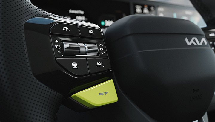 Kia EV9 GT, Detailaufnahme Lenkrad, Bedieneinheit links, neonfarneneer GT-Button