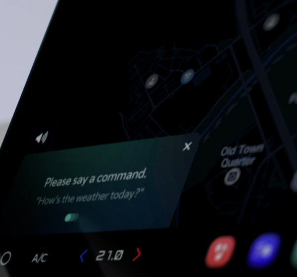 Nahaufnahme eines Kia PBV IVI mit Sprachbefehl-Eingabeaufforderung und Navigationskarte im Hintergrund